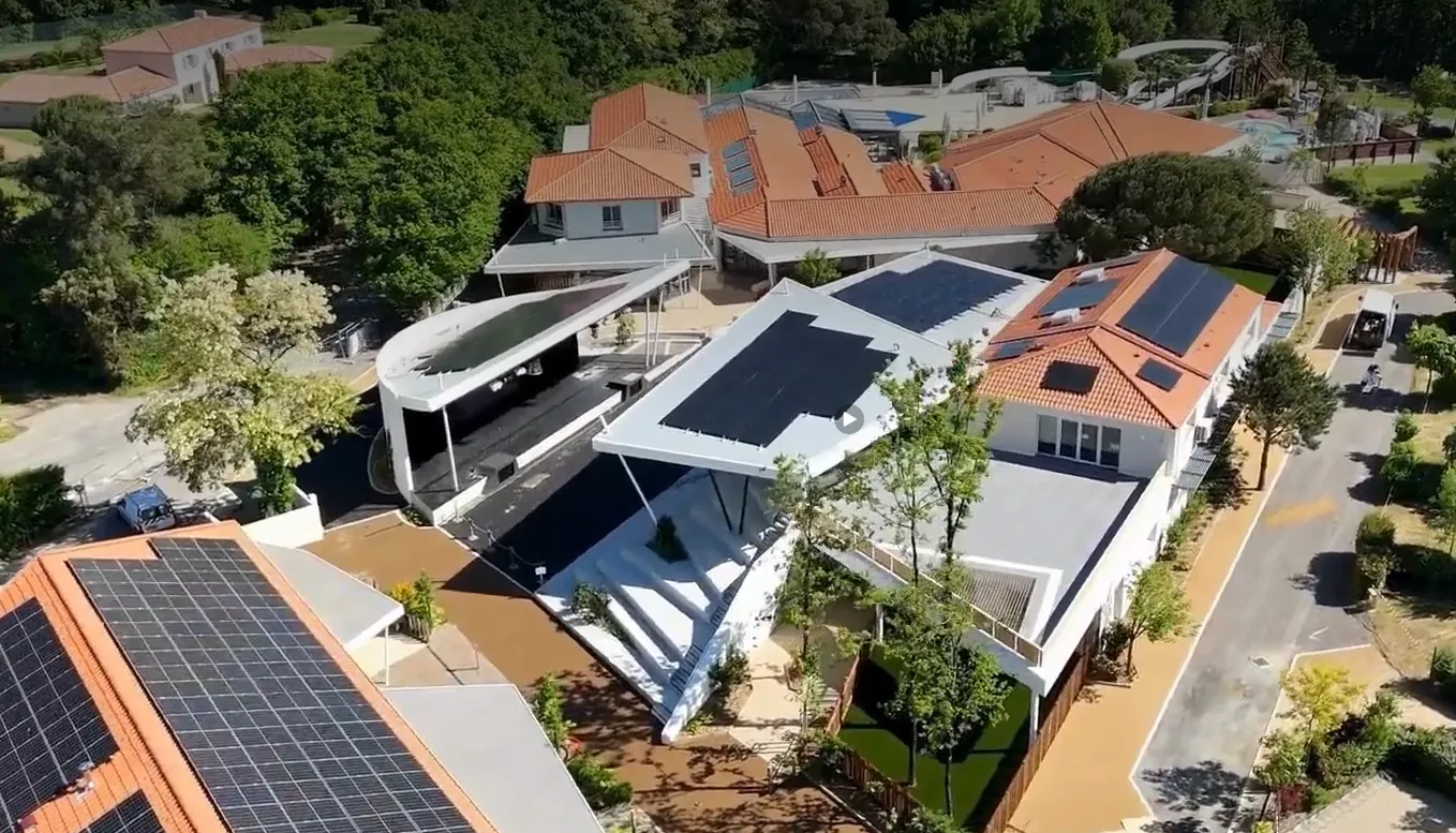 Panneaux solaires sur toiture dans un camping 5 étoiles en Vendée
